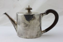 A GEORGE III SILVER TEAPOT OF CYLINDRICAL FORM, LONDON 1773, WITH WOODEN HANDLE AND FINIAL,