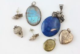 A SMALL OVAL LOCKET, THE FACES PROBABLY PLATED, HEIGHT 2CM,