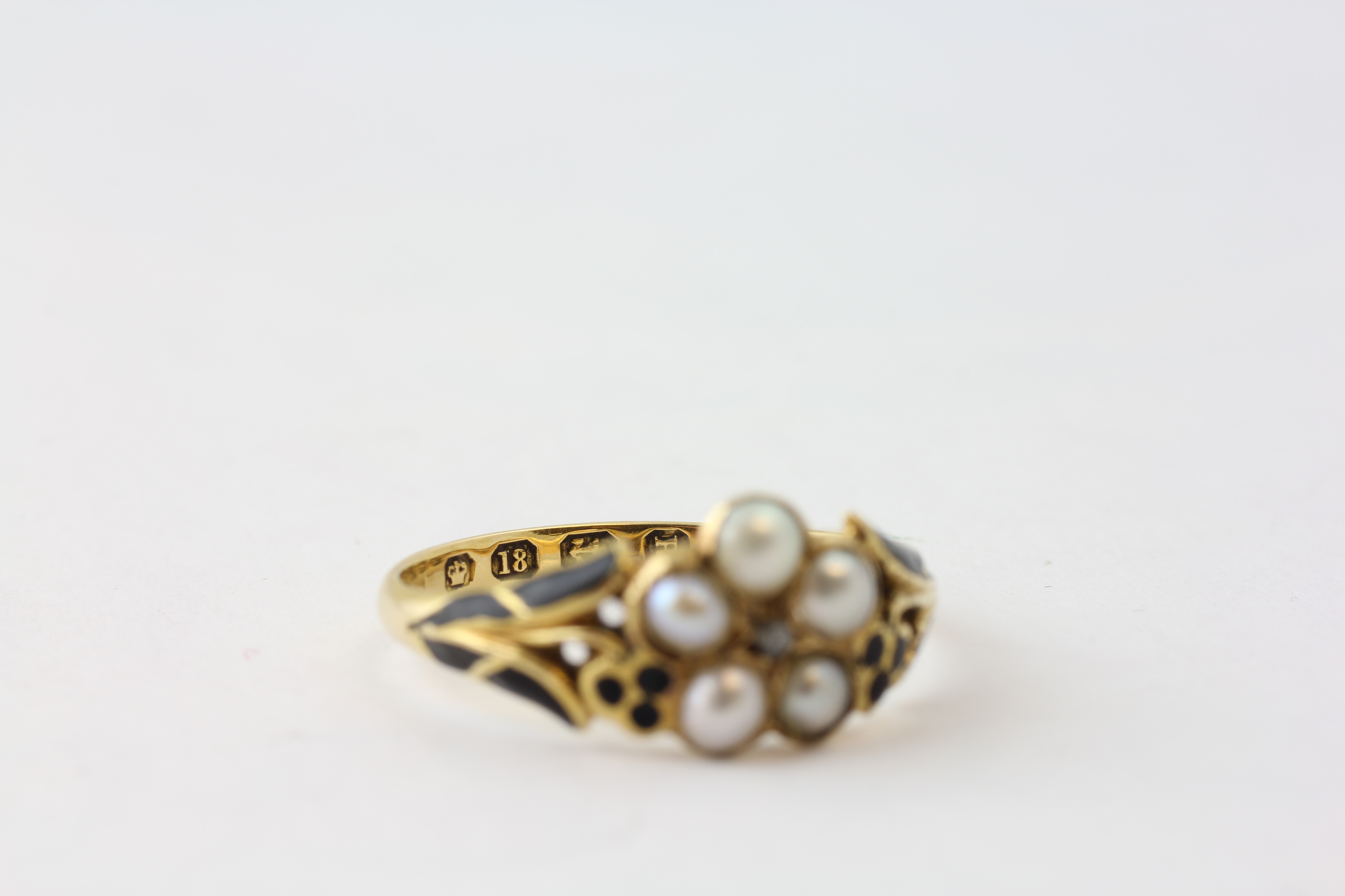 A PEARL AND BLACK ENAMELLED MOURNING RING SET IN 18CT. - Image 4 of 5