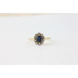 A SAPPHIRE AND DIAMOND RING, THE PRINCIPAL STONE SURROUNDED BY TEN DIAMONDS, SET IN 18CT GOLD,