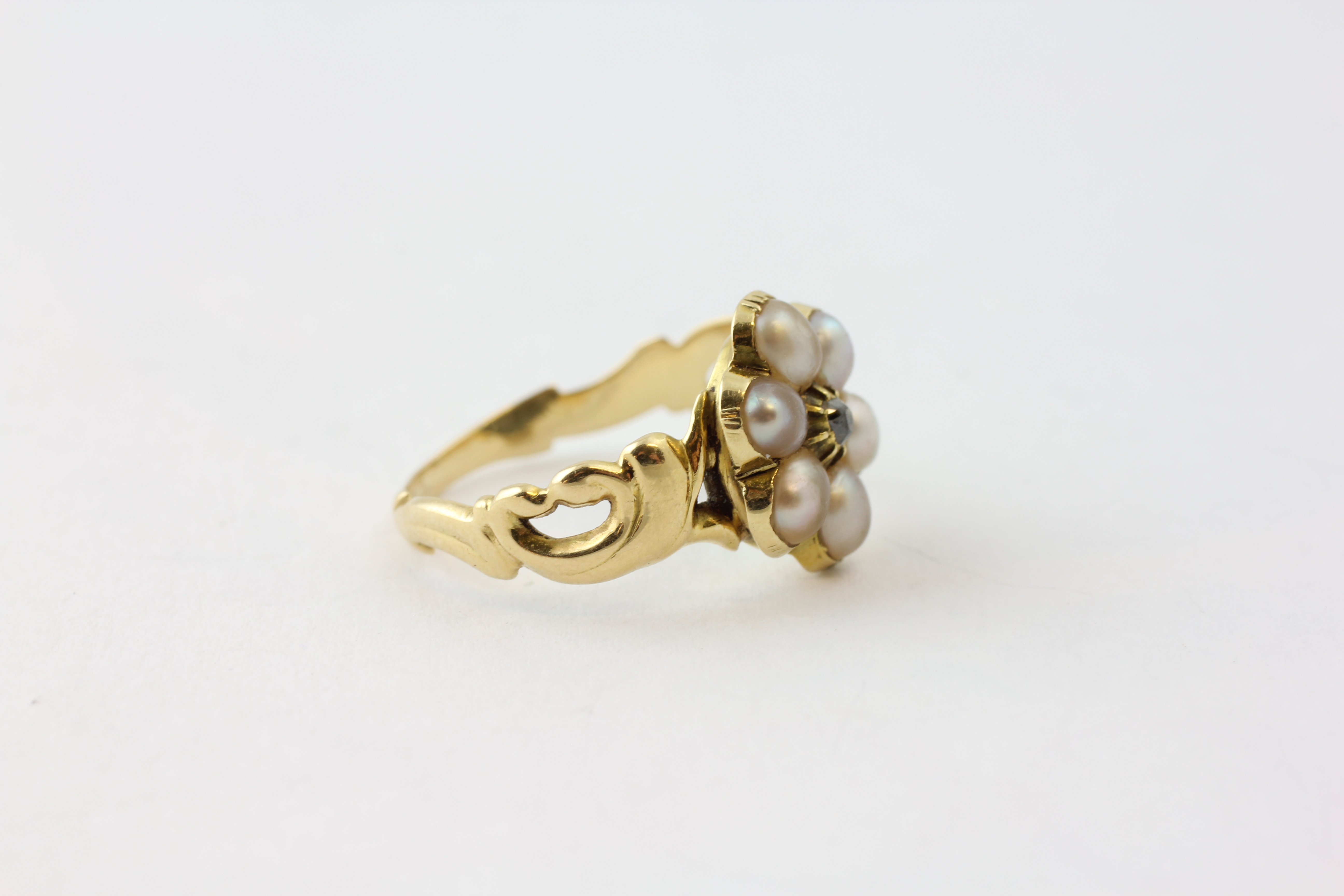 A SIX STONE PEARL RING WITH CENTRAL CLAW SET DIAMOND, THE BAND UNMARKED, - Image 2 of 5