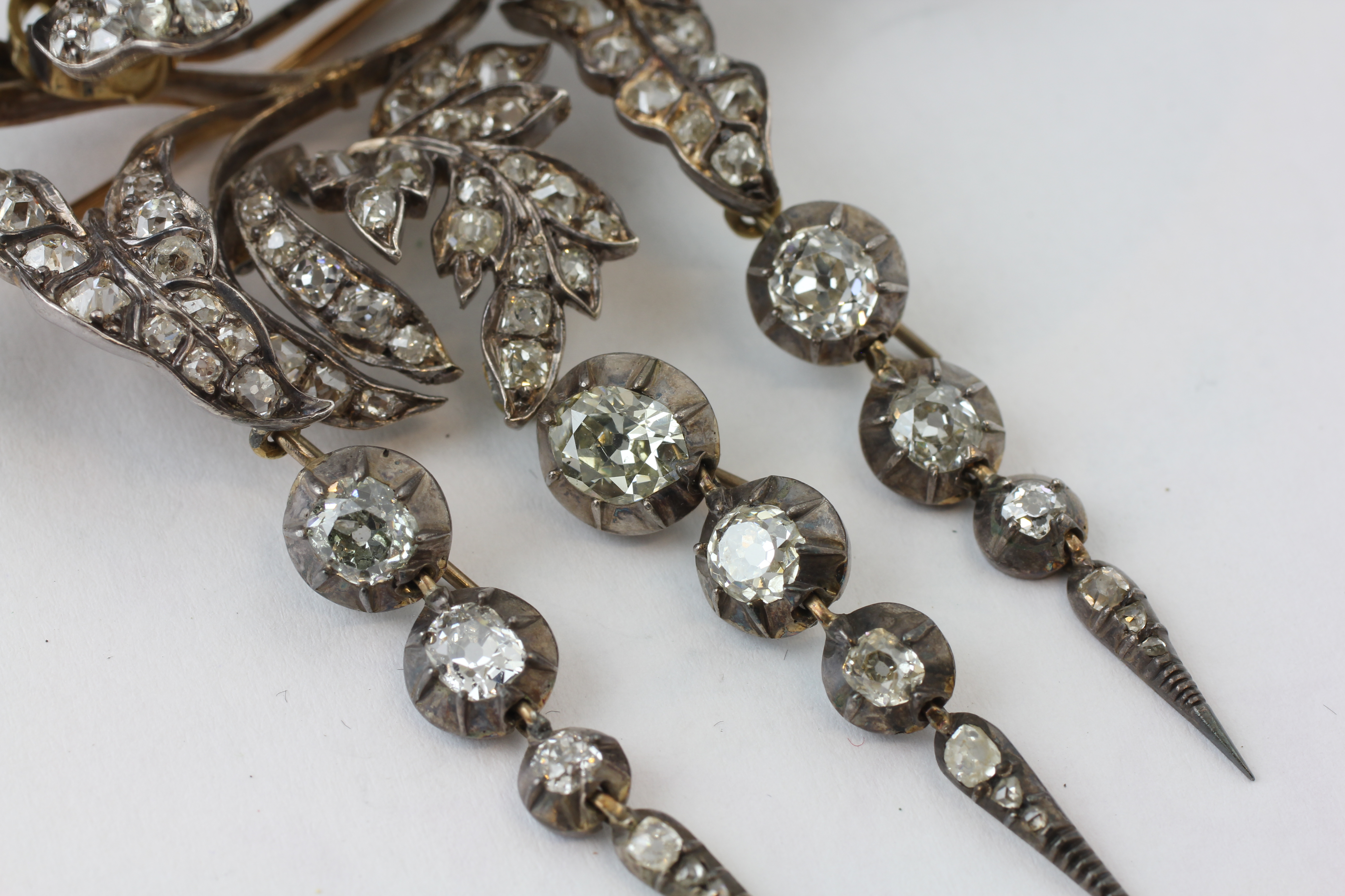 AN EDWARDIAN TREMBLANT DIAMOND BROOCH, THE PRINCIPAL OVAL CUT STONE APPROX. 6MM BY 4. - Image 3 of 9