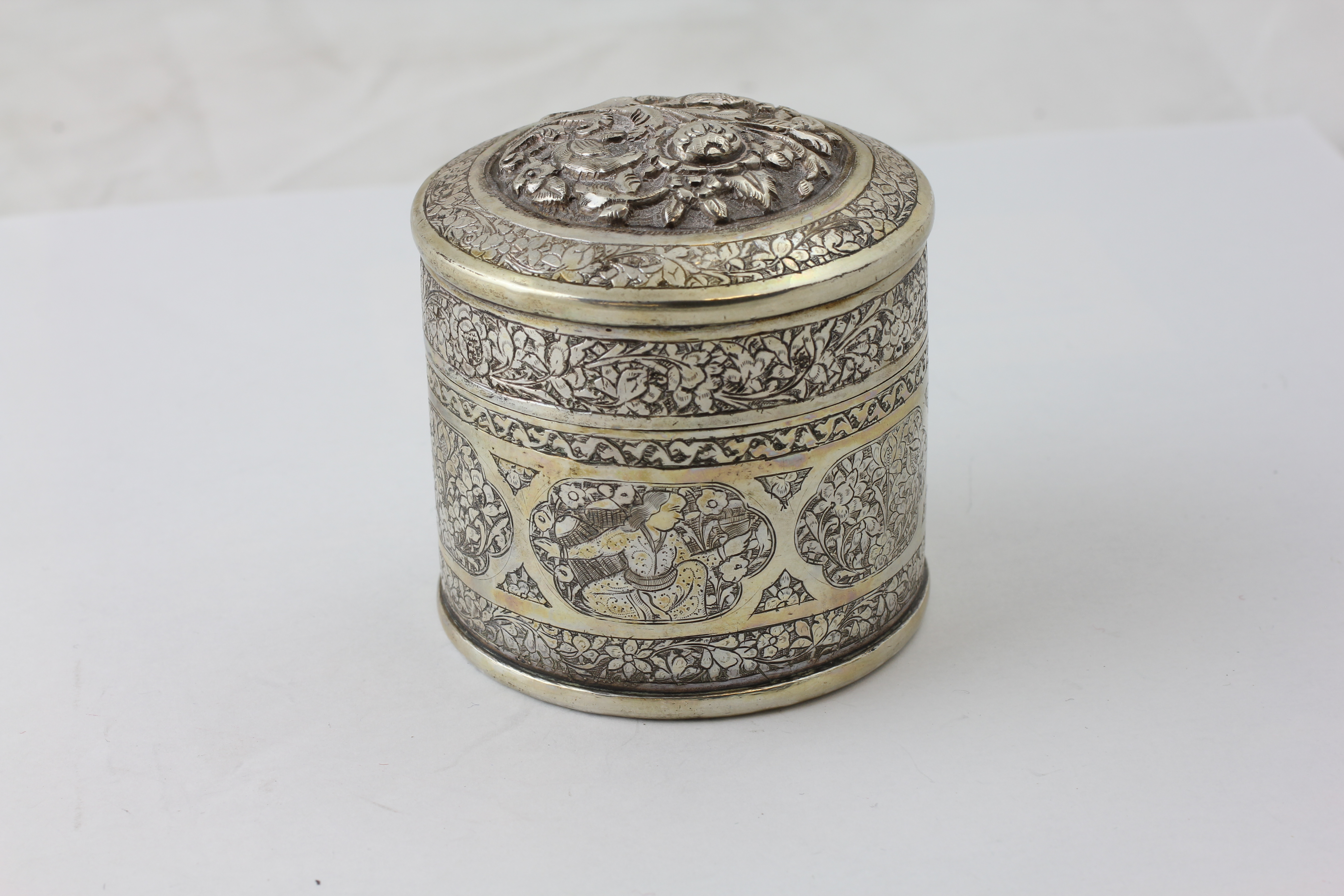 AN INDIAN SILVER CIRCULAR BOX AND COVER, DECORATED WITH SEATED FIGURES AND FLOWERS, DIAMETER 6. - Image 3 of 4