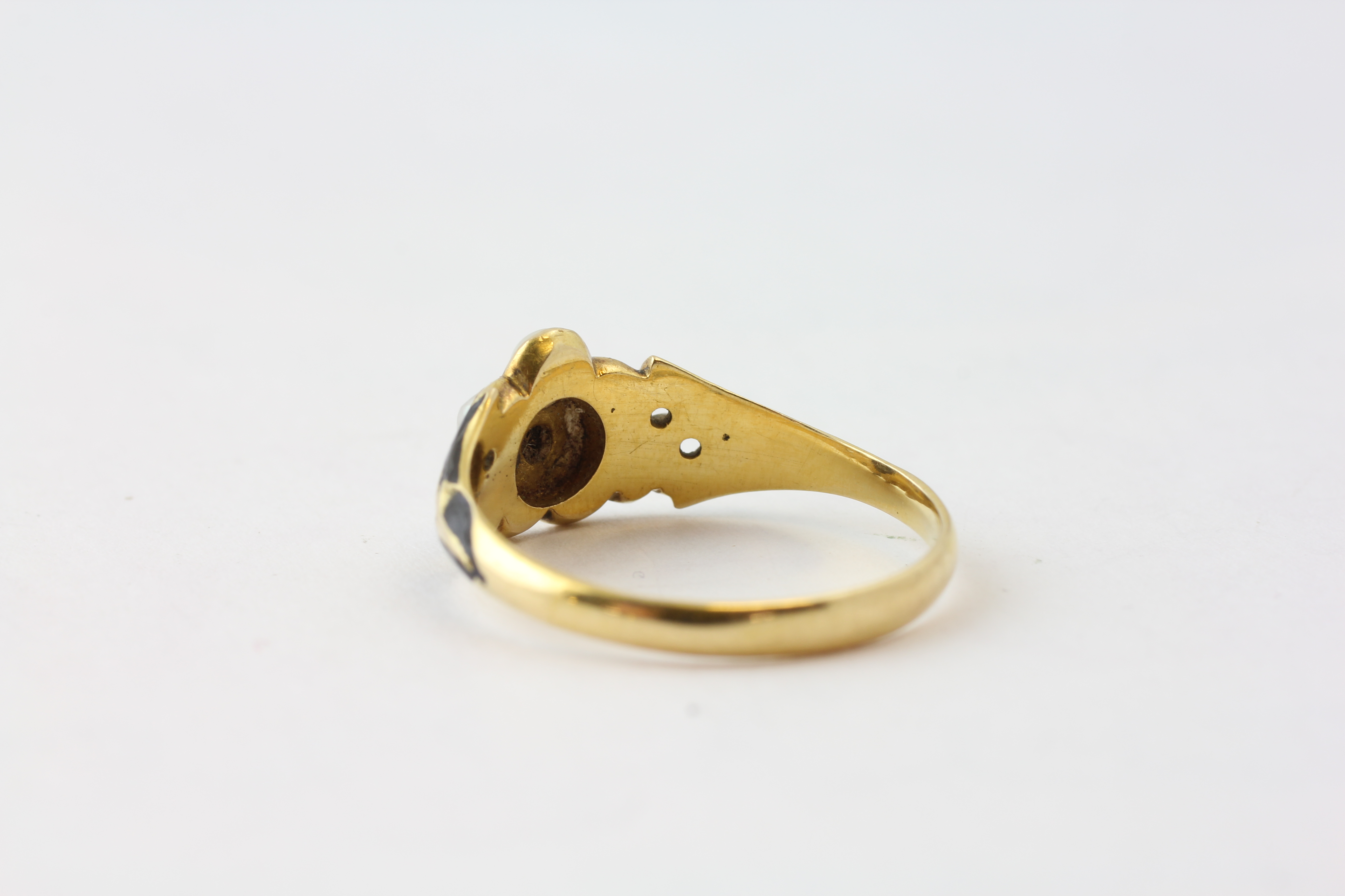 A PEARL AND BLACK ENAMELLED MOURNING RING SET IN 18CT. - Image 3 of 5