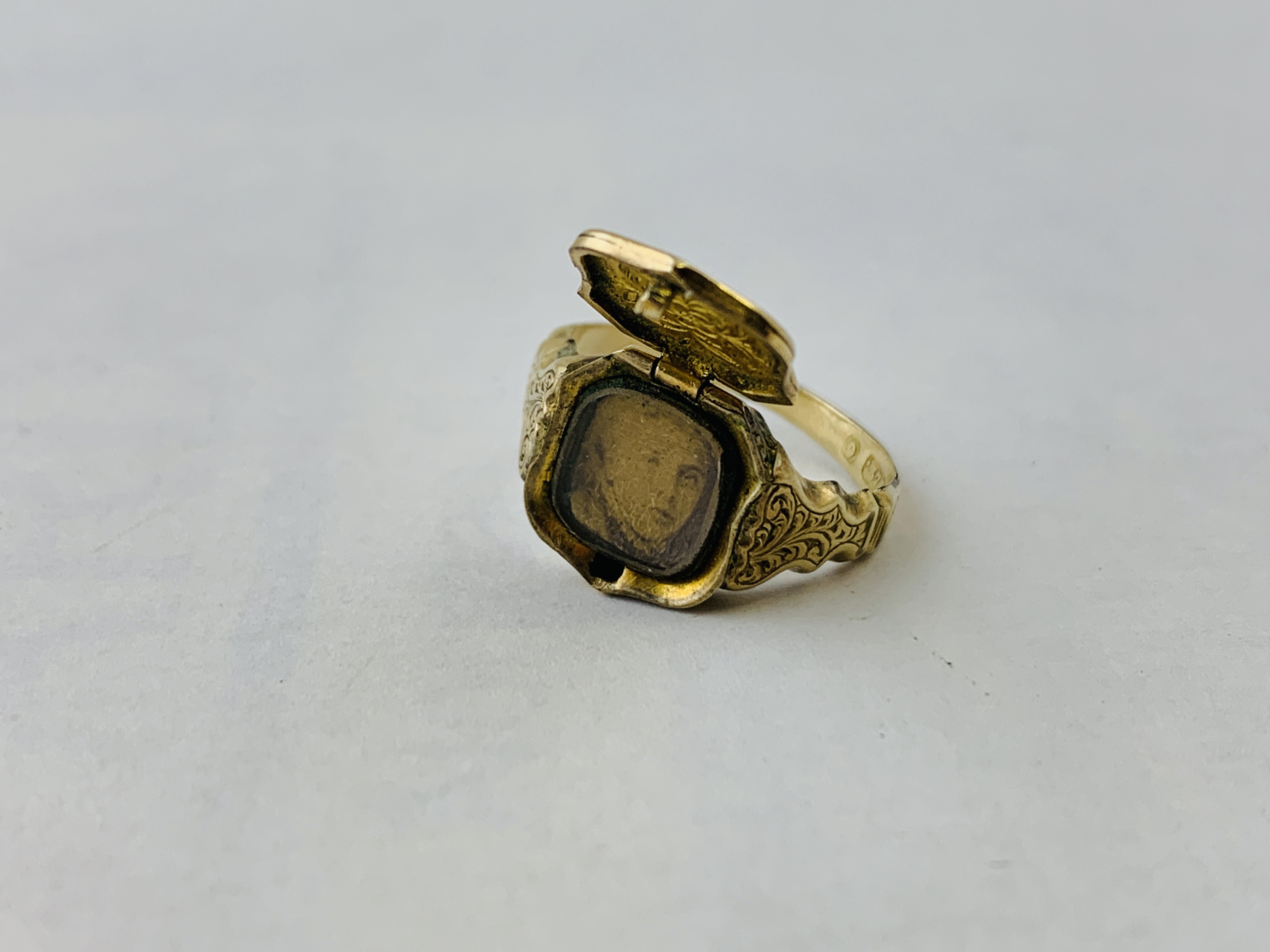 A 9CT GOLD SIGNET RING ENGRAVED WITH MONOGRAM, THE TOP HINGED REVEALING POCKET COMPARTMENT, - Image 7 of 8