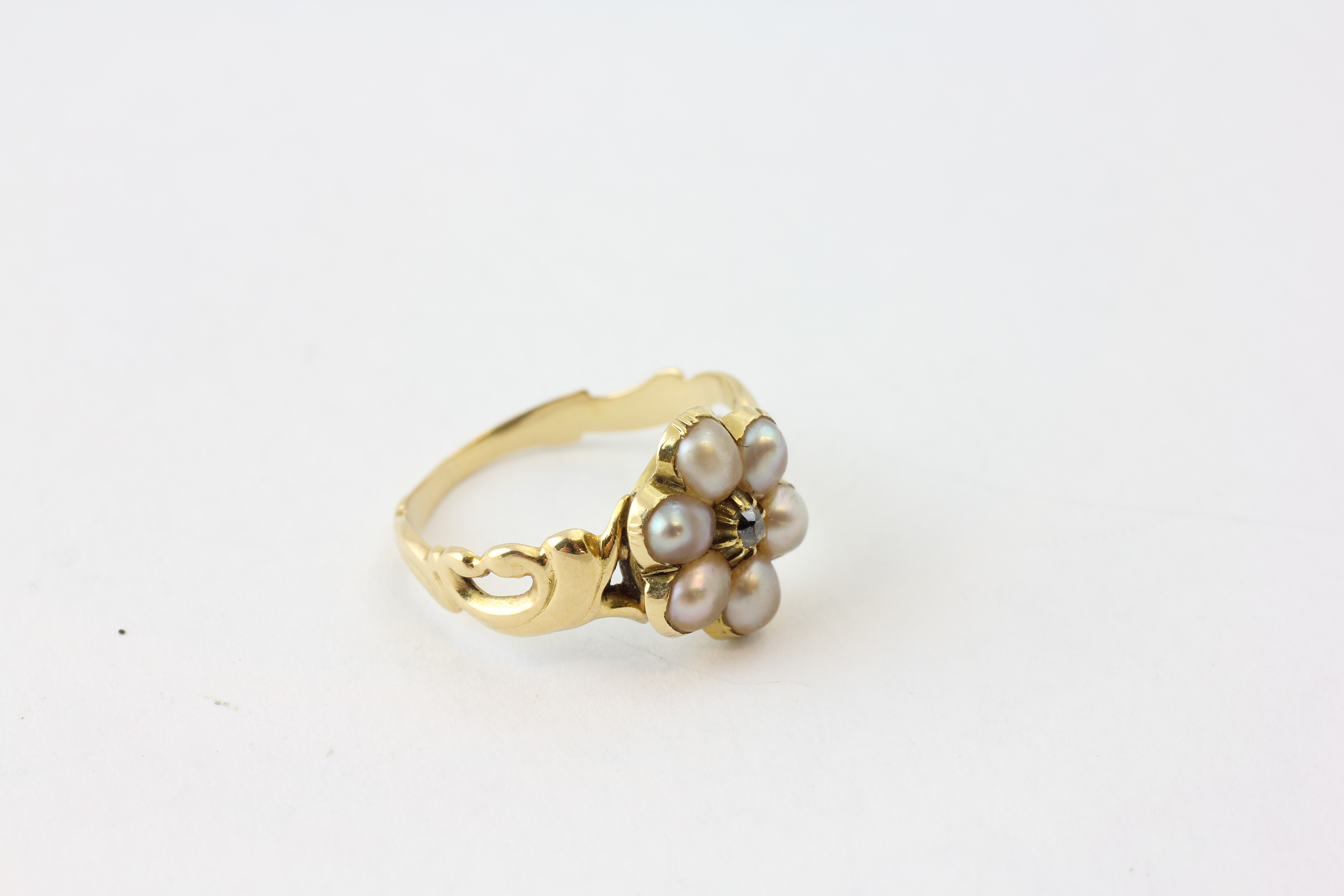 A SIX STONE PEARL RING WITH CENTRAL CLAW SET DIAMOND, THE BAND UNMARKED, - Image 5 of 5