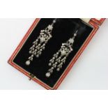 A PAIR OF COSTUME DROP EARRINGS OF PENDANT FLOWER DESIGN, DROP LENGTH 82MM,