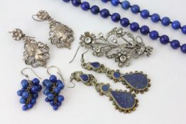 A SMALL GROUP OF COSTUME JEWELLERY TO INCLUDE A WHITE METAL BROOCH SET WITH PASTE STONES,