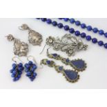 A SMALL GROUP OF COSTUME JEWELLERY TO INCLUDE A WHITE METAL BROOCH SET WITH PASTE STONES,