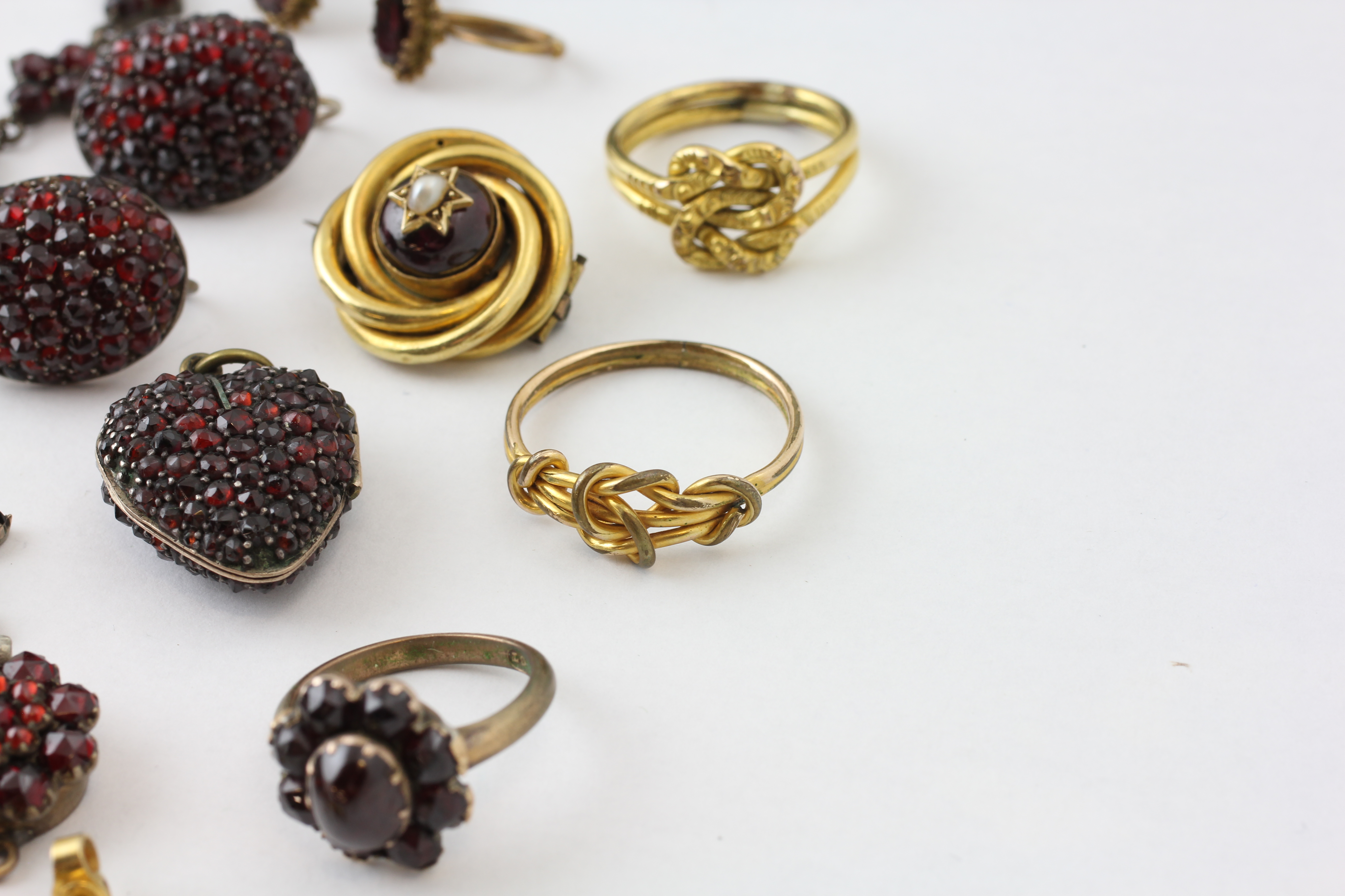 AN EXTENSIVE GROUP OF GARNET SET JEWELLERY, - Image 9 of 12