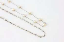 A 9CT WHITE GOLD AND PEARL NECKLACE, LENGTH 41.