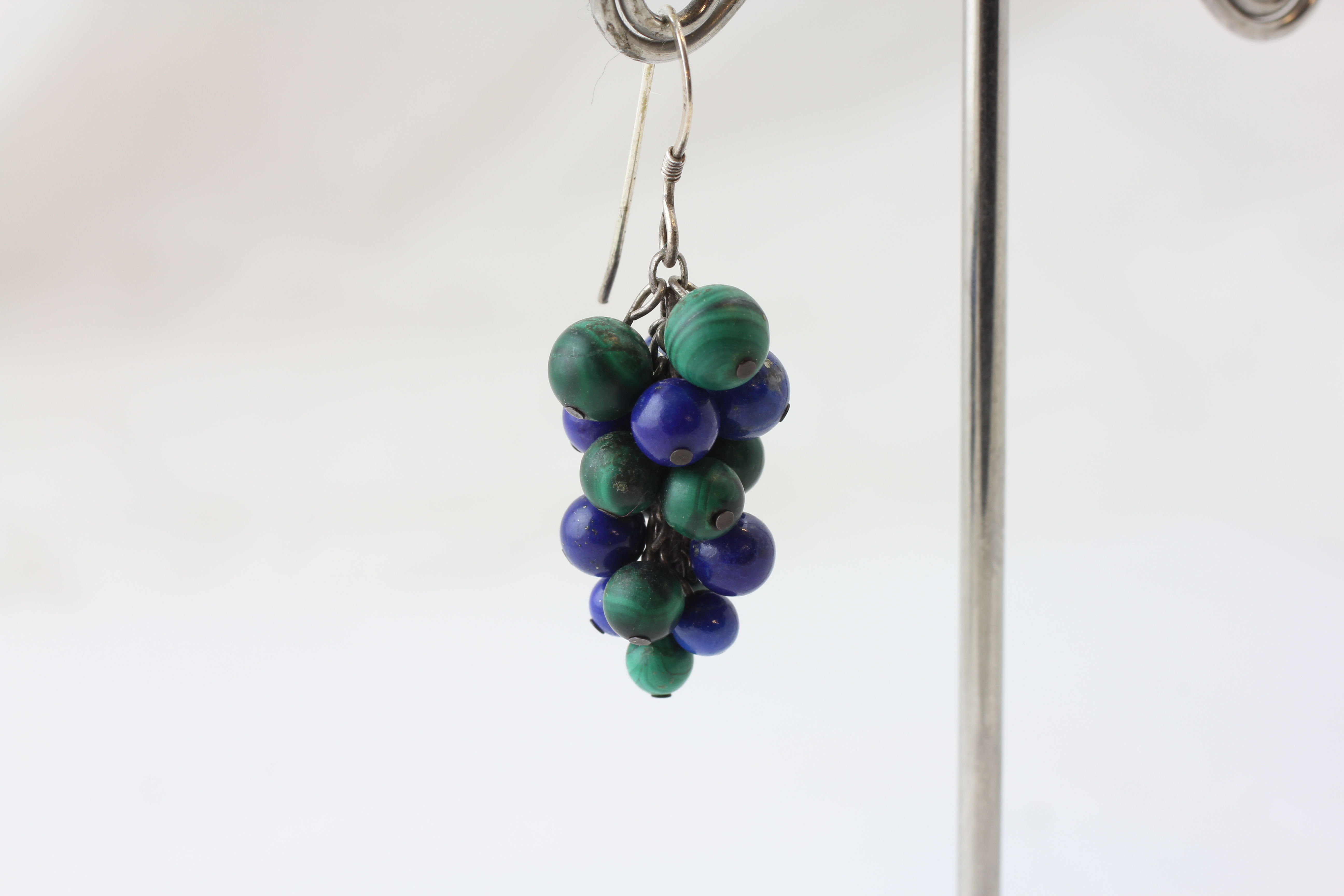 A PAIR OF STERLING SILVER COSTUME EARRINGS OF HARDSTONE CLUSTER FORM, MALACHITE AND BLUE STONES, - Bild 3 aus 3