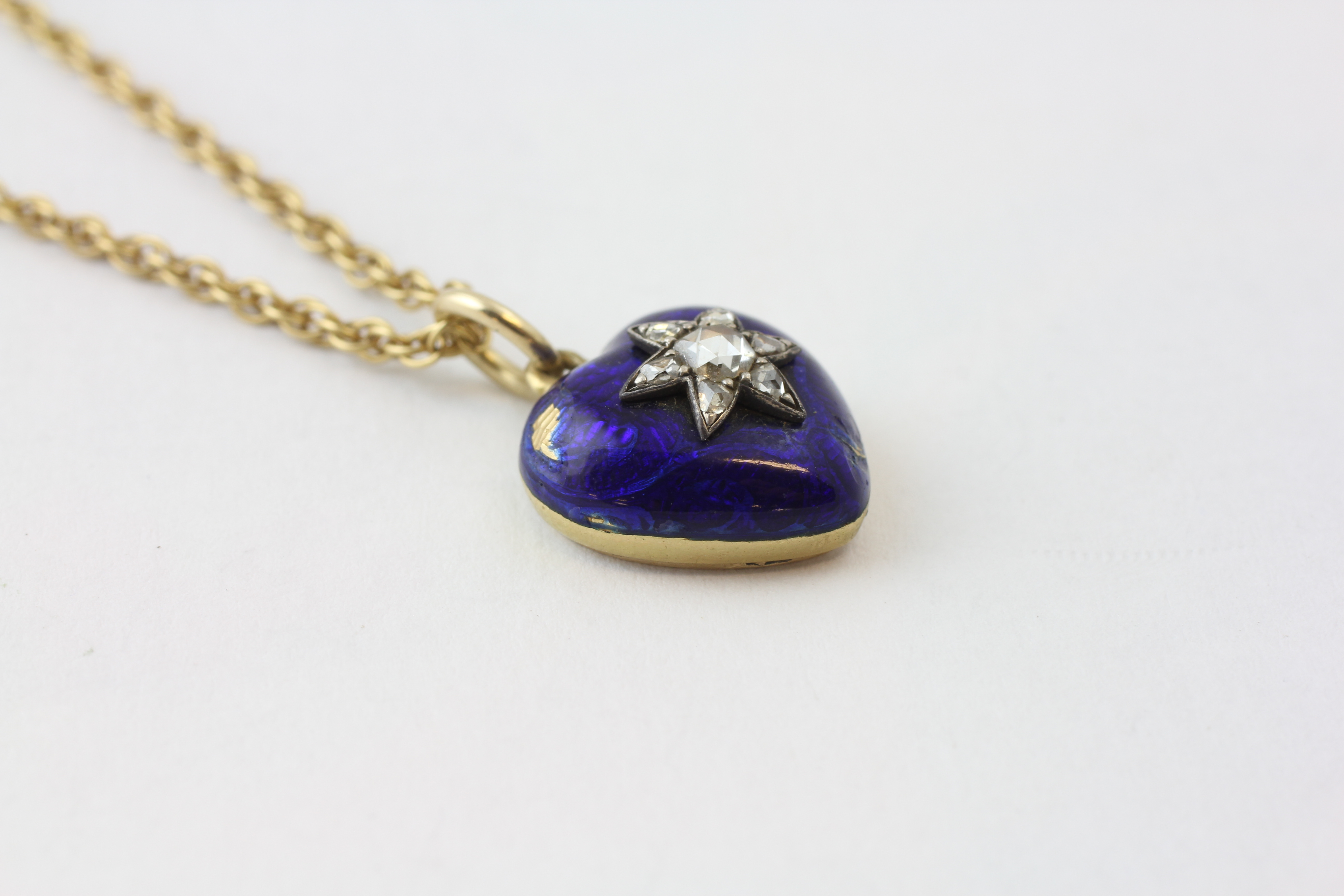 AN 18CT GOLD FINE CHAIN WITH ENAMELLED AND DIAMOND SET HEART PENDANT (CHIPS TO ENAMEL), - Image 2 of 4