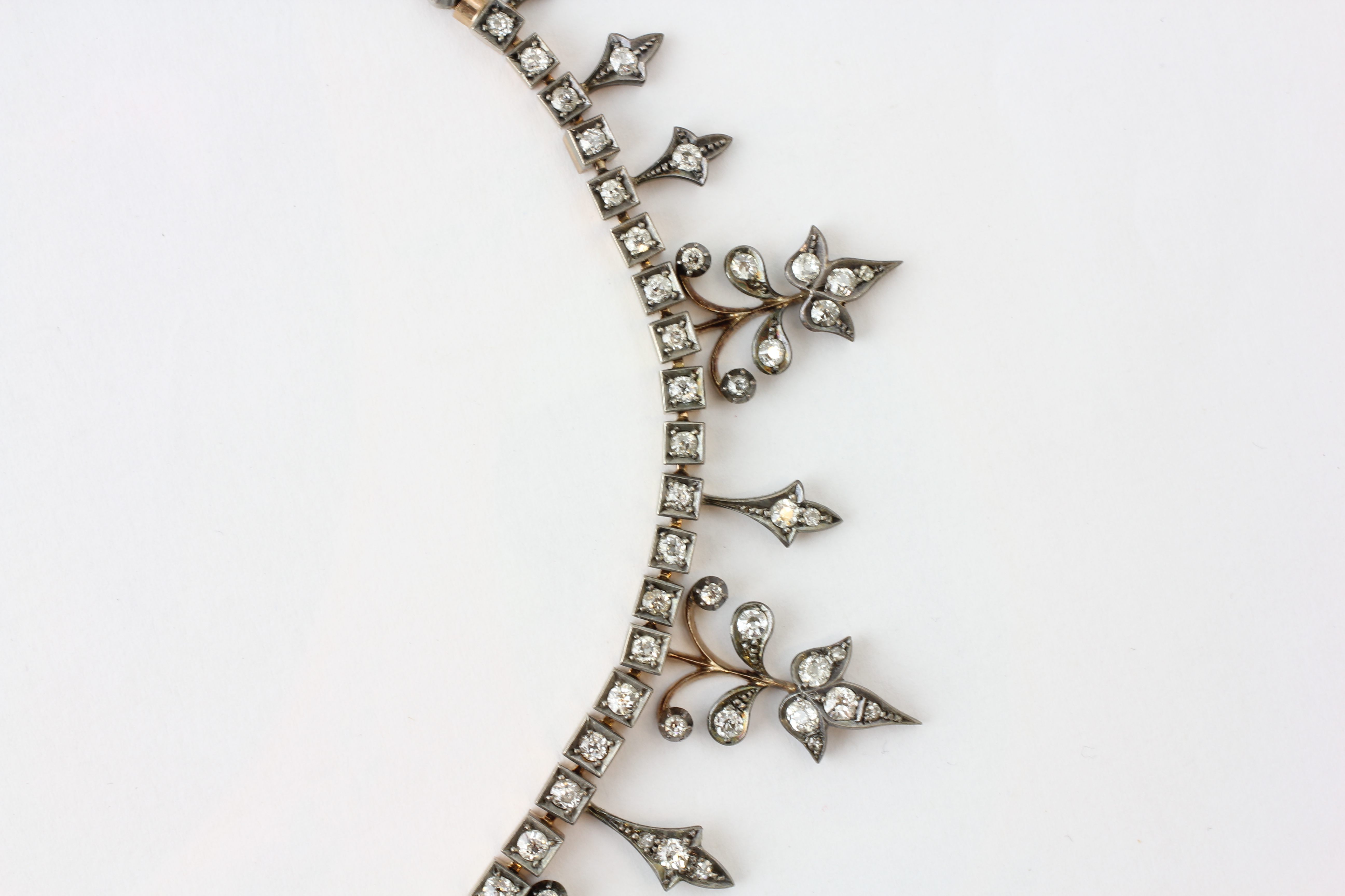 A DIAMOND NECKLACE SET WITH 155 DIAMONDS OF PENDANT LEAF DESIGN, - Image 6 of 9