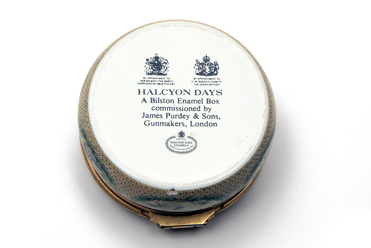 A HALCYON DAYS ENAMEL (COMMISSIONED BY JAMES PURDEY & SON) PILL BOX, the top decorated with a - Image 3 of 3