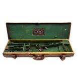 A BRASS-CORNERED OAK AND LEATHER SINGLE GUNCASE, fitted with 28in. barrels (could adapt to 32in.),