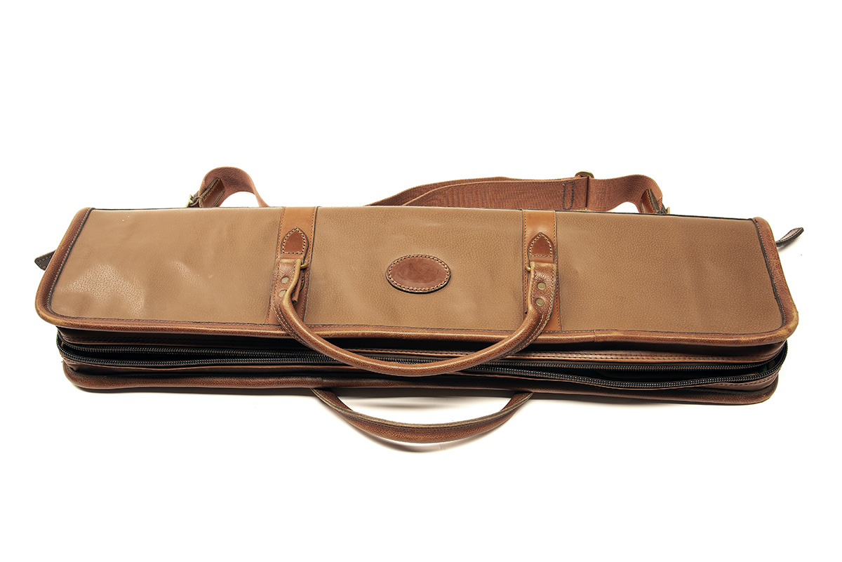 A FINE TAKE-DOWN SOFT LEATHER SUEDE-LINED GUNCASE, fitted for 30in. barrels, the interior lined with - Image 2 of 2