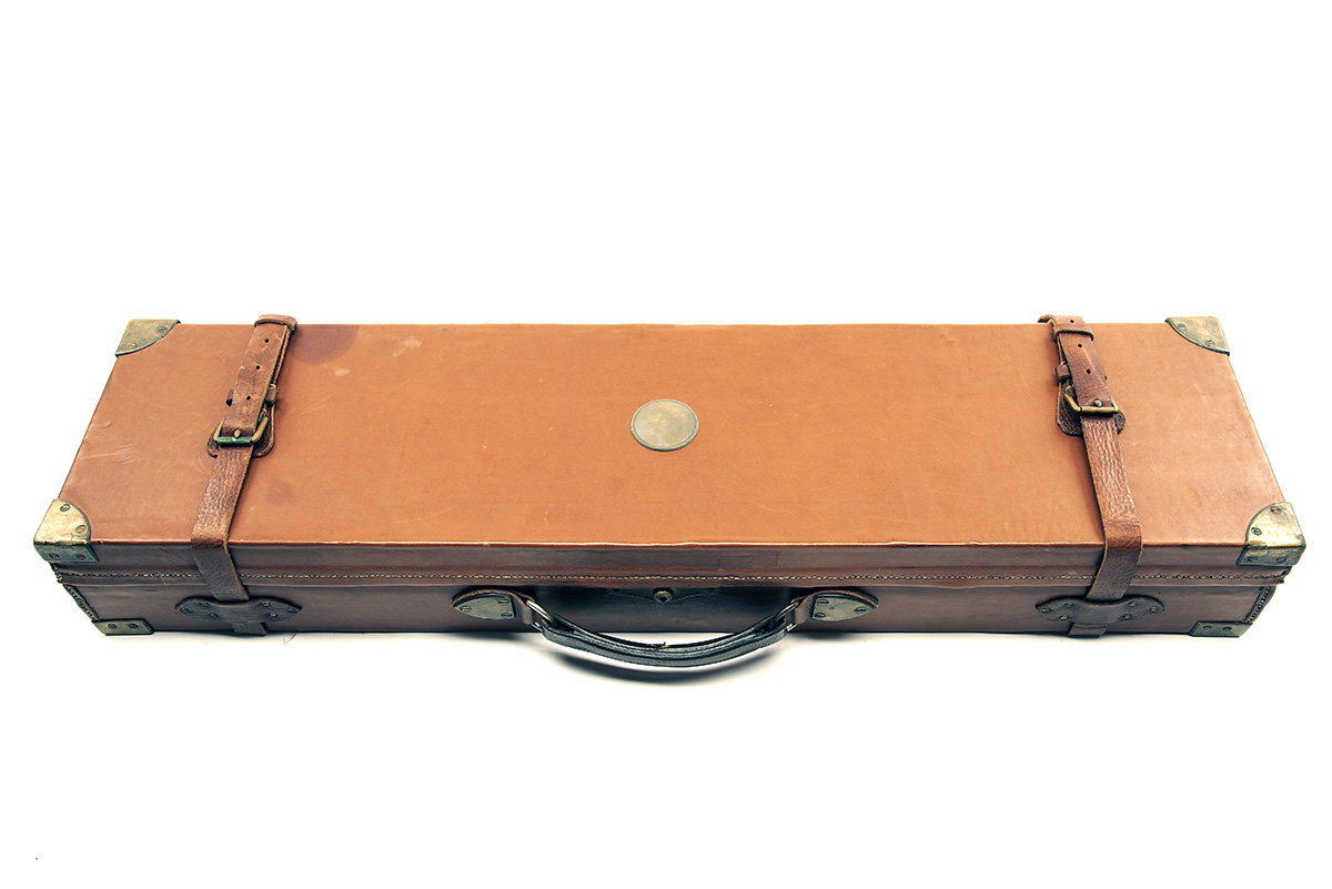 A BRASS-CORNERED OAK AND LEATHER TWO-TIER SINGLE GUNCASE, fitted for 30in. barrels, the interior - Image 2 of 2