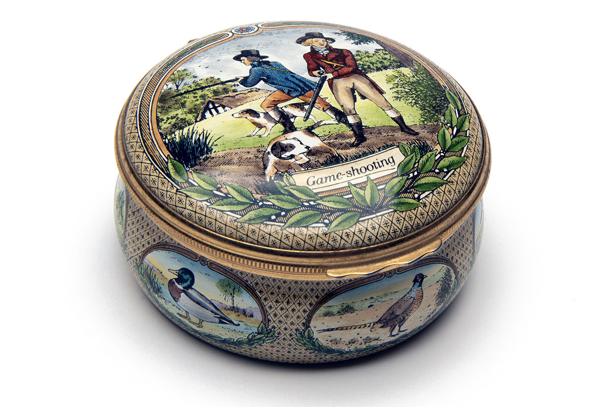 A HALCYON DAYS ENAMEL (COMMISSIONED BY JAMES PURDEY & SON) PILL BOX, the top decorated with a