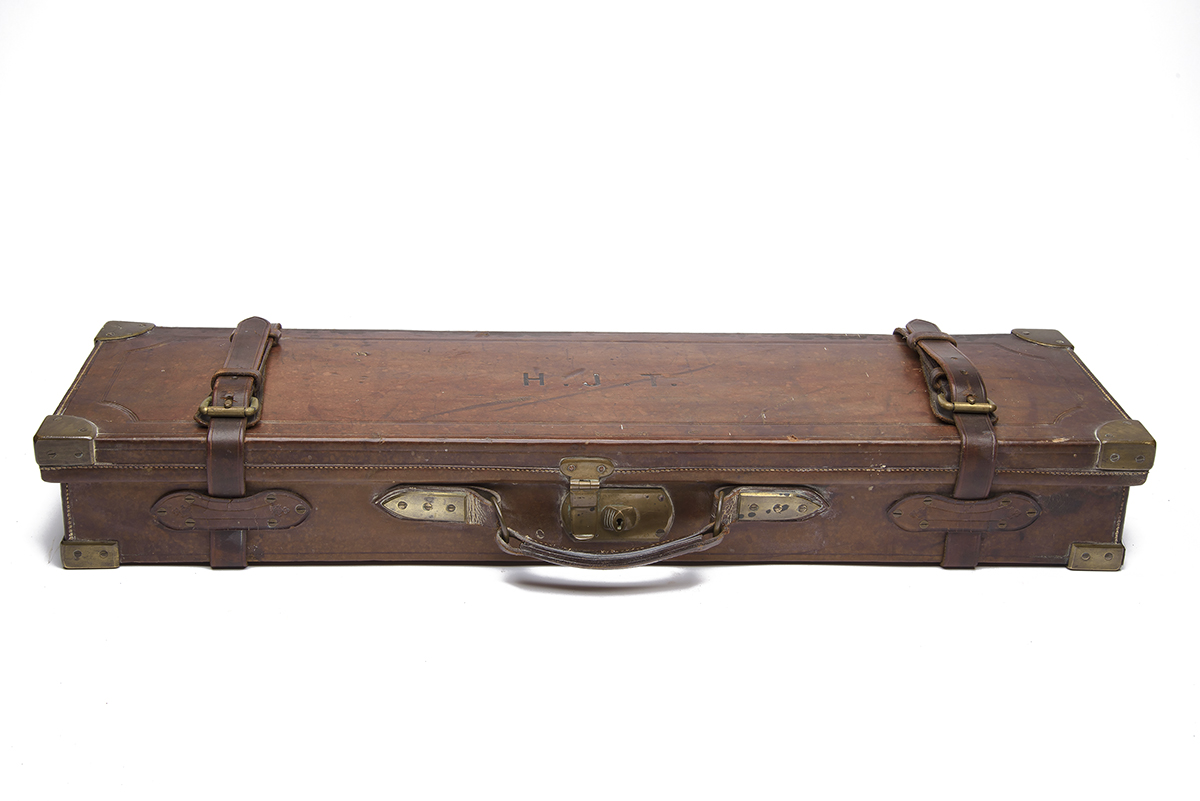 A BRASS-CORNERED OAK-LINED LEATHER SINGLE GUNCASE, fitted for 27in. 16-bore over and under - Image 2 of 2