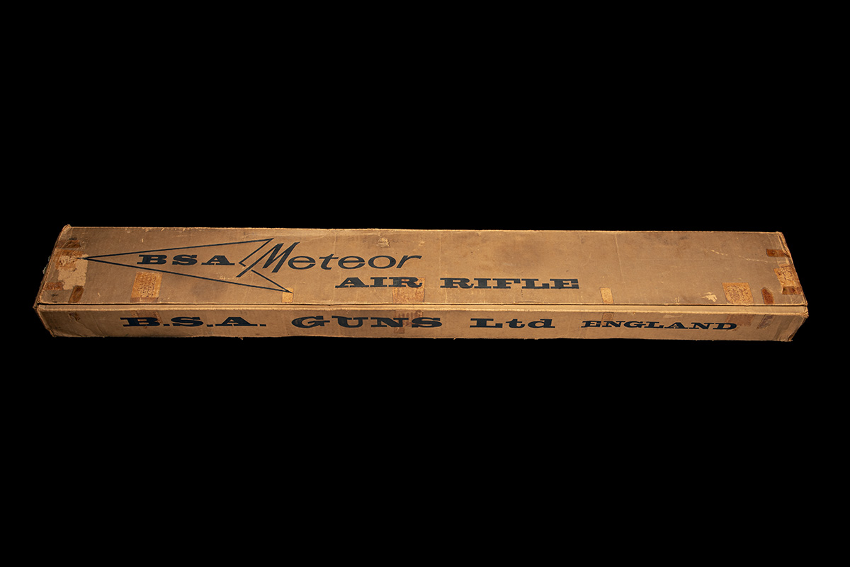 BSA, BIRMINGHAM A SCARCE BOXED .22 BREAK-BARREL AIR-RIFLE, MODEL 'MKI METEOR', serial no. T30703, - Bild 8 aus 10