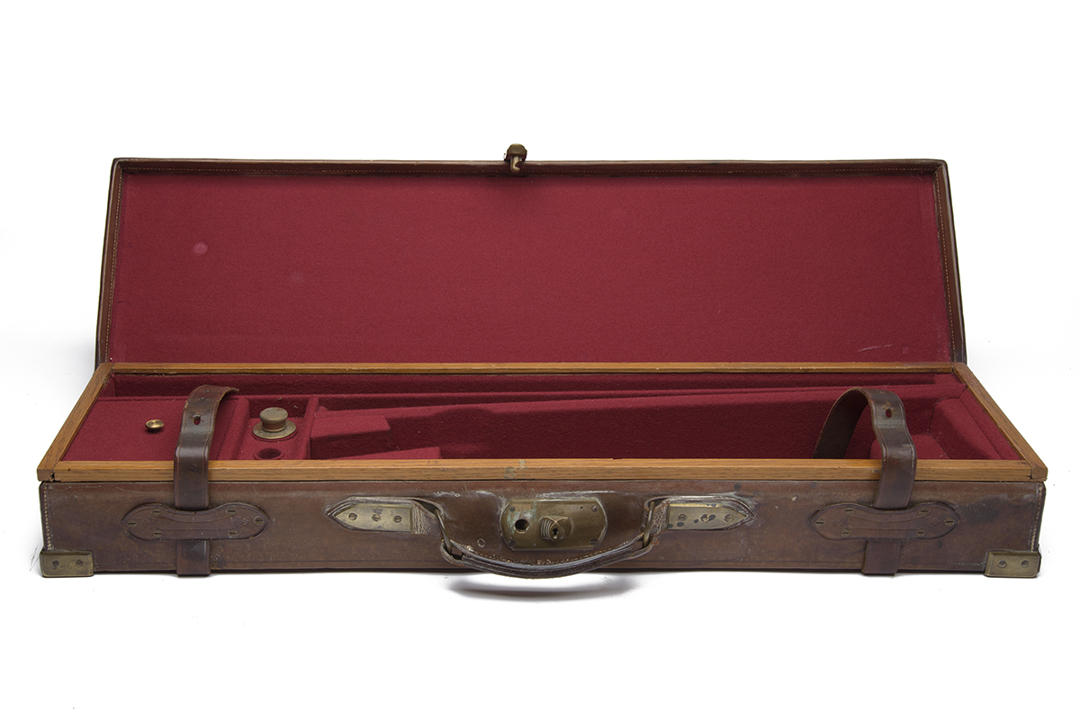 A BRASS-CORNERED OAK-LINED LEATHER SINGLE GUNCASE, fitted for 27in. 16-bore over and under