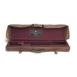 HOLLAND & HOLLAND A LEATHER LIGHTWEIGHT SINGLE GUNCASE, fitted for 28in. barrels, the interior lined