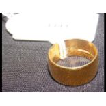 An 18ct gold wedding band