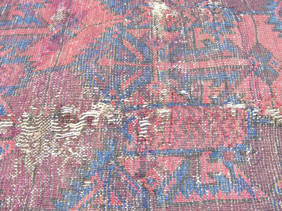 An antique rug with geometric centre medallion - 2 - Image 6 of 13