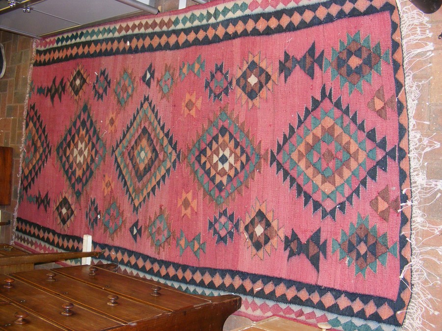 An antique rug with geometric centre medallion - 2 - Image 3 of 13