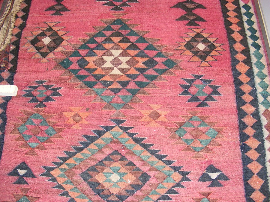 An antique rug with geometric centre medallion - 2 - Image 9 of 13