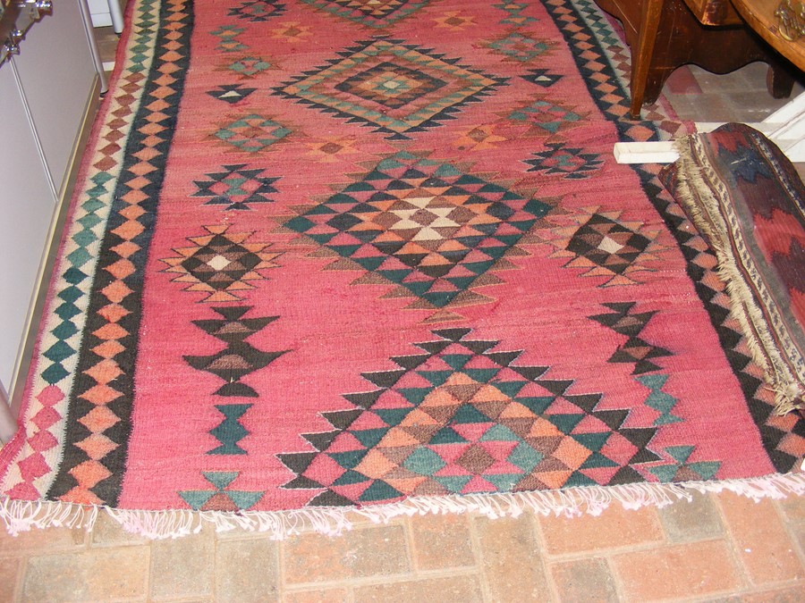 An antique rug with geometric centre medallion - 2 - Image 11 of 13