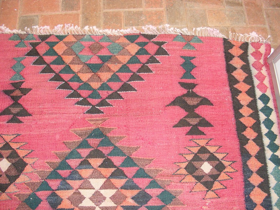 An antique rug with geometric centre medallion - 2 - Image 10 of 13