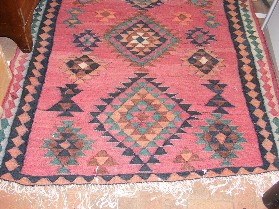 An antique rug with geometric centre medallion - 2 - Image 7 of 13