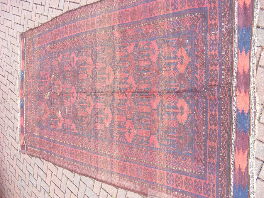 An antique rug with geometric centre medallion - 2 - Image 5 of 13