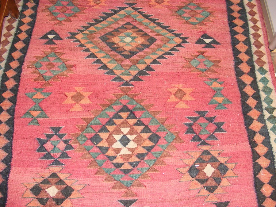An antique rug with geometric centre medallion - 2 - Image 8 of 13