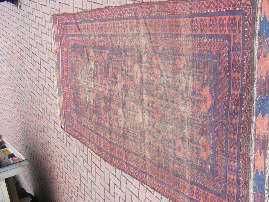 An antique rug with geometric centre medallion - 2 - Image 4 of 13