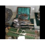 Silver flatware, cased set of six silver spoons et