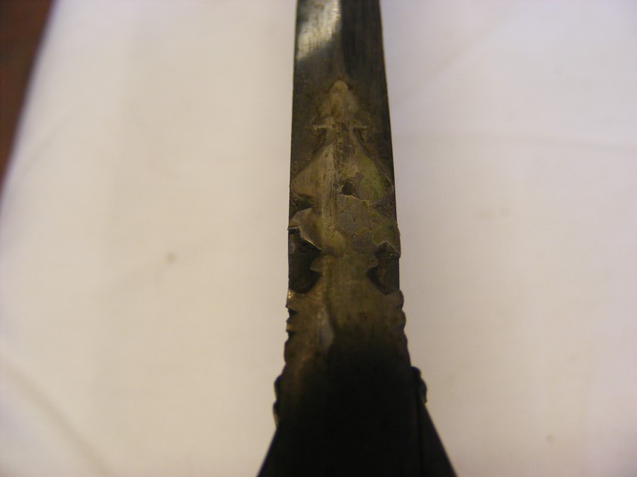 An unusual Middle Eastern sword with decorative gr - Image 16 of 16