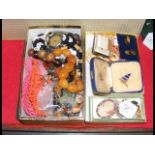 Various jewellery including gold chain, brooches e