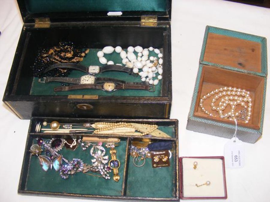 A selection of costume jewellery including necklac - Image 2 of 2