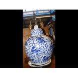 A table lamp in style of a blue and white Oriental
