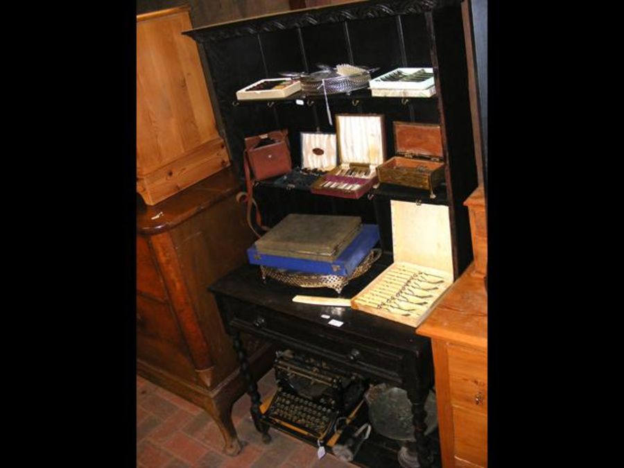 A small oak dresser with barley twist supports - w