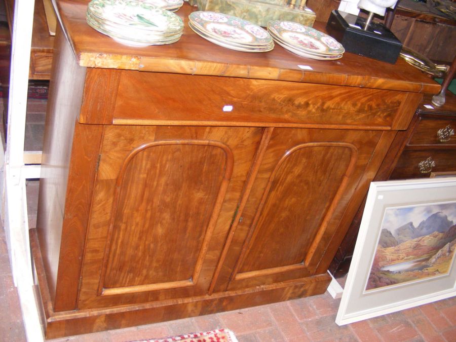 A Victorian mahogany chiffonier with two doors und