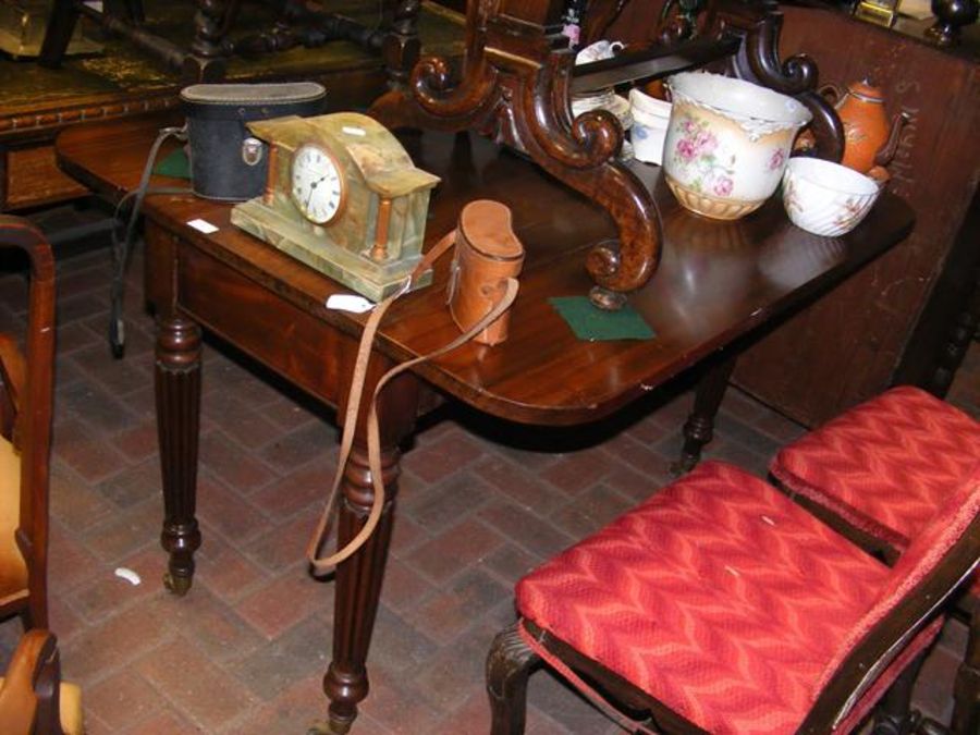 A Victorian Pembroke table with reeded support - Image 2 of 2