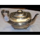 A silver teapot with London hallmark - 22.4 troy o
