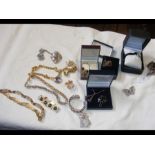 Various collectable costume jewellery, including b