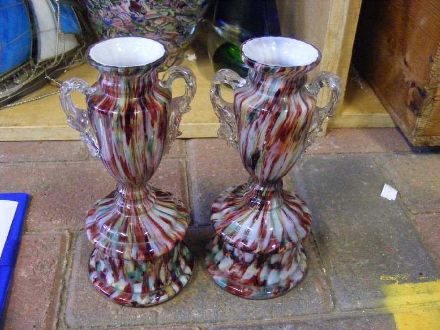 A decorative glass vase and cover together with other collectable glassware - Image 8 of 11