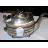 A Georgian silver teapot - 15.5 troy ounces