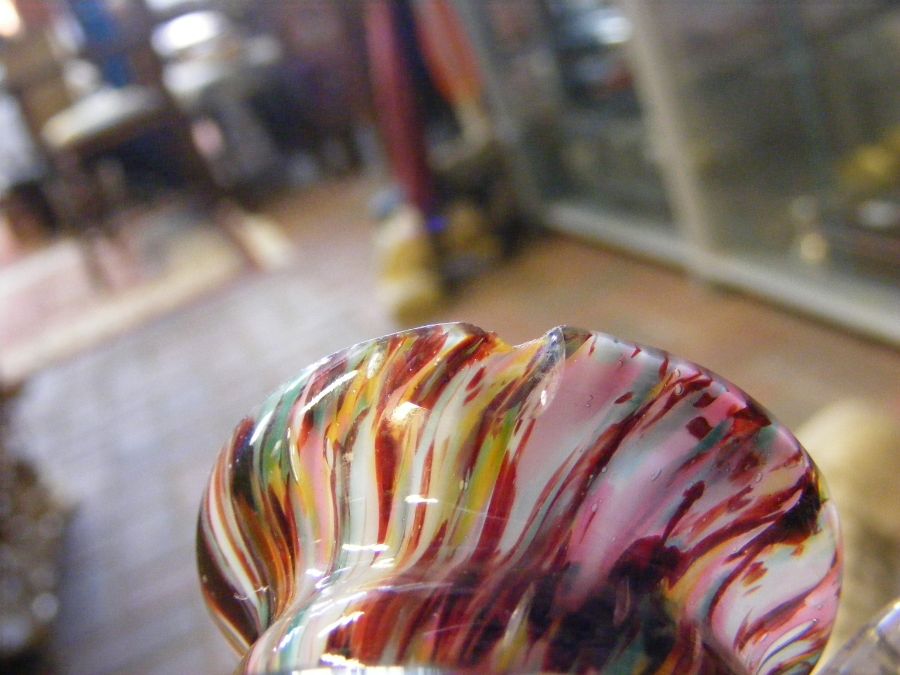 A decorative glass vase and cover together with other collectable glassware - Image 9 of 11